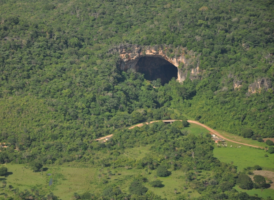 Abertura de uma gruta no meio do cerrado, na região de São Domingos, Goiás